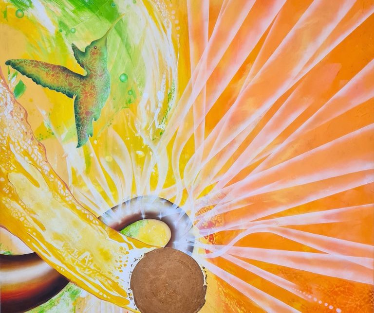 Farbenfrohe abstrakte Darstellung eines Kolibris, der sich in einer lebhaften Komposition aus gelben, grünen und orangen Farbtönen befindet, mit einem großen braunen Kreis und weißen Linien, die vom Zentrum ausgehen.